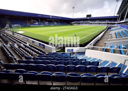 Ein allgemeiner Blick auf das Innere des Bodens vor dem Sky Bet Championship-Spiel in der Loftus Road, London. Bilddatum: Samstag, 28. Oktober 2023. Stockfoto