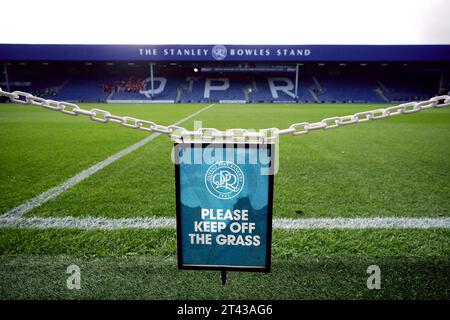 Ein allgemeiner Blick auf ein Schild bitte halten Sie das Gras im Boden vor dem Sky Bet Championship Match in der Loftus Road, London. Bilddatum: Samstag, 28. Oktober 2023. Stockfoto