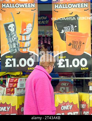Glasgow, Schottland, Großbritannien. 28 Uhr Oktober 2023. Halloween-Schilder im Stadtzentrum vor der Veranstaltung. Credit Gerard Ferry/Alamy Live News Stockfoto