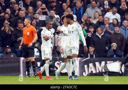 Crysencio Summerville von Leeds United feiert mit Teamkollege Georginio Rutter während des Sky Bet Championship-Spiels in der Elland Road, Leeds, das zweite Tor des Spiels. Bilddatum: Samstag, 28. Oktober 2023. Stockfoto