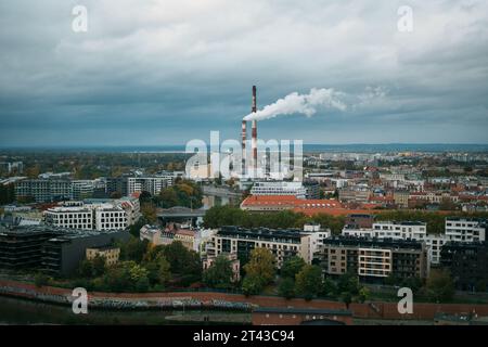 Blick auf ein Kraftwerk an einem bewölkten Tag in Wrocław, Polen Stockfoto