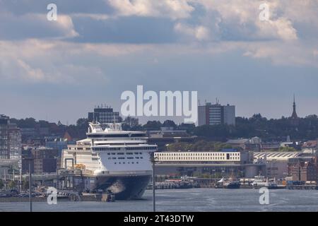 Kreuzfahrtschiff im Hafen von Kiel Stockfoto