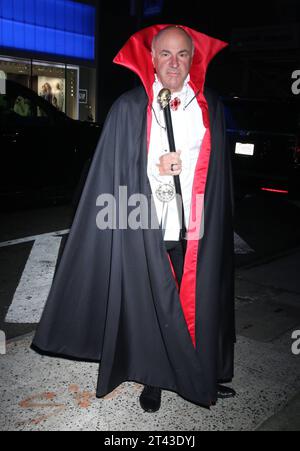 NEW YORK, New YORK – 27. OKTOBER: Kevin O Leary verkleidet als Dracula für Halloween beim Good Morning America in New York City am 28. Oktober 2023. Copyright: XRWx Credit: Imago/Alamy Live News Stockfoto