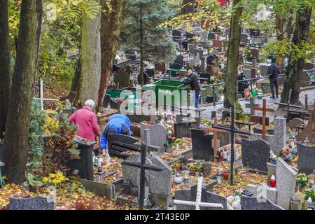 Danzig, Polen 28. Oktober 2023 Gräber mit katholischen Kreuzen, die mit Blumen und Kerzen geschmückt sind, auf dem Friedhof Orunia, werden am 28. Oktober 2023 in Danzig, Polen, gesehen, da vor dem 1. November, dem Allerheiligen-Tag (Wszystkich Swietych) die Menschen den toten Familienmitgliedern Respekt zollen, ihre Familiengräber säubern, und viele Blumen und Kerzen stehen auf den Gräbern. Am Allerheiligen-Tag am 1. November und am Allerheiligen-Tag am 2. November besuchen Millionen von Polen die Gräber ihrer Lieben, die oft Hunderte von Kilometern in ihre Heimatstädte reisen (Foto: Vadim Pacajev/SIPA USA) Stockfoto