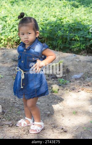 thai-Mädchen im Bohnengarten Stockfoto