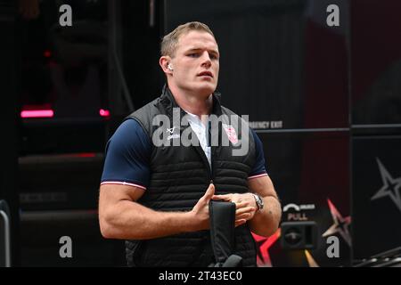 Tom Burgess of England kommt vor dem Rugby League International Match England gegen Tonga im John Smith's Stadium, Huddersfield, Großbritannien, am 28. Oktober 2023 (Foto: Craig Thomas/News Images) in, am 28. Oktober 2023. (Foto: Craig Thomas/News Images/SIPA USA) Credit: SIPA USA/Alamy Live News Stockfoto