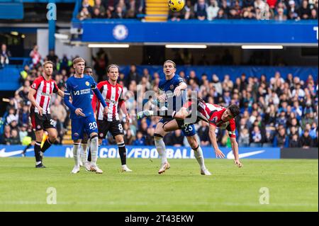 London, Großbritannien. Oktober 2023. Goalmouth-Action während des Premier League-Spiels zwischen Chelsea und Brentford am 28. Oktober 2023 in Stamford Bridge in London. Foto: Grant Winter. Nur redaktionelle Verwendung, Lizenz für kommerzielle Nutzung erforderlich. Keine Verwendung bei Wetten, Spielen oder Publikationen eines einzelnen Clubs/einer Liga/eines Spielers. Quelle: UK Sports Pics Ltd/Alamy Live News Stockfoto