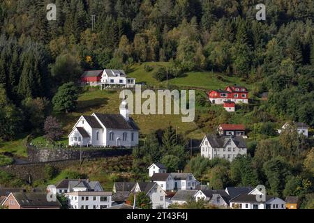 Malerischer Blick auf die Sunnylven Kirche in Hellesylt, norwegen Stockfoto