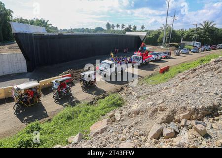 San Pablo, Philippinen. 28. Oktober 2023: Ende der Wahlkampagne für die Kandidaten bei den Wahlen in Barangay und Sangguniang Kabataan (BSKE) vom Oktober 30, die eine letzte Demonstration der Unterstützung durch die Gemeinschaft lieferten, winkten und Hände schüttelten. Diese lokale, aber wichtige Wahl im philippinischen demokratischen System kam nach drei Verschiebungen seit 2018. 2023 gibt es 42.027 Baranggays auf den Philippinen. Nach Angaben der Wahlkommission (Comelec) stehen 672.000 Sitze zur Verfügung, und 1,41 Millionen Menschen haben ihre Kandidaturen eingereicht. Quelle: Kevin Izorce/Alamy Live News Stockfoto