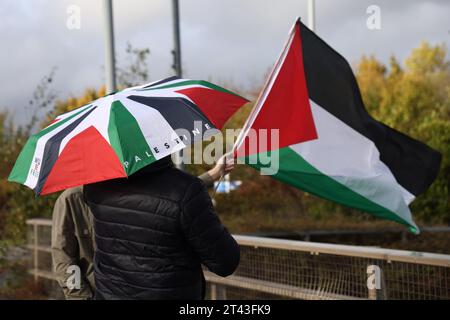 Leicester, Leicestershire, Großbritannien. Oktober 2023. Demonstranten schwenken während einer pro-palästinensischen Demonstration Flaggen und Fahnenfallen in der Nähe der Basis der taktischen UAV-Systeme. UAV Tactical Systems ist ein israelisch-französisches Unternehmen, das Drohnen herstellt, die an die britische Armee, Israel und internationale Waffenmärkte verkauft werden. Credit Darren Staples/Alamy Live News. Stockfoto