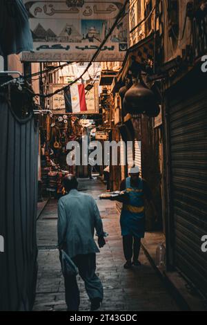 In den belebten Gassen von Khan Al-Khalili entfalten sich alltägliche Momente Stockfoto