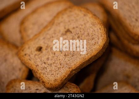 Ein Porträt aus der Nähe eines Haufen köstlicher knuspriger Hardtack, Meereskekse oder rusk Biscuits, ideal für ein Mittagessen, Brunch oder einen schnellen Snack Stockfoto