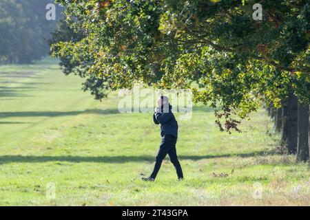 Windsor, Berkshire, Großbritannien. Oktober 2023. Es war ein Tag voller Sonnenschein und Dusche, als die Menschen heute im Windsor Great Park in Berkshire spazierten. Quelle: Maureen McLean/Alamy Live News Stockfoto