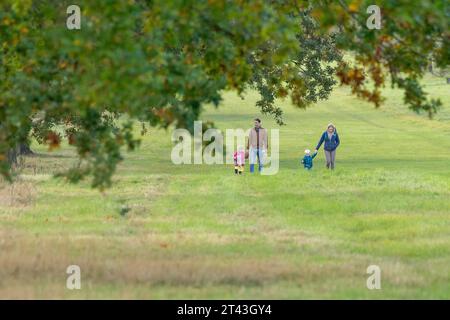 Windsor, Berkshire, Großbritannien. Oktober 2023. Es war ein Tag voller Sonnenschein und Dusche, als die Menschen heute im Windsor Great Park in Berkshire spazierten. Quelle: Maureen McLean/Alamy Live News Stockfoto