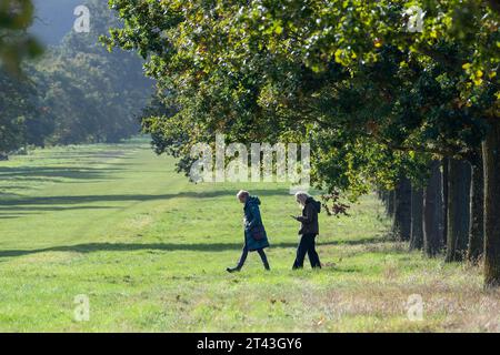 Windsor, Berkshire, Großbritannien. Oktober 2023. Es war ein Tag voller Sonnenschein und Dusche, als die Menschen heute im Windsor Great Park in Berkshire spazierten. Quelle: Maureen McLean/Alamy Live News Stockfoto