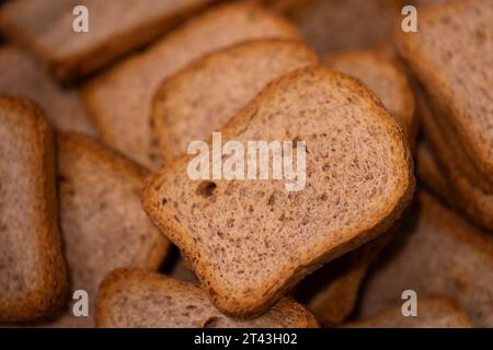 Porträt eines Haufen köstlicher knuspriger leckerer rusk-, Meerekekekse- oder Hardtack-Kekse, ideal für ein Mittagessen, einen Brunch oder einen schnellen Snack mit Marmelade Stockfoto