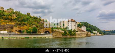 Passau, Deutschland - 21. Juli 2023: Panoramablick auf Schloss Veste Niederhaus an der Donau. Antike Festung in Passau, Niederbayern, Deutschland Stockfoto