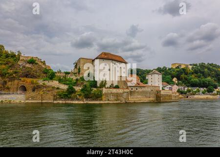 Passau, Deutschland - 21. Juli 2023: Panoramablick auf Schloss Veste Niederhaus an der Donau. Antike Festung in Passau, Niederbayern, Deutschland Stockfoto