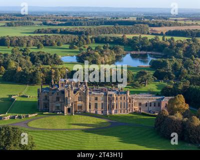 Allerton Castle North Yorkshire. Herrenhaus und gotisches Schloss in der Nähe von York, Leeds und harrogate. Aus der Vogelperspektive zeigt das Anwesen und die Landschaft. Stockfoto