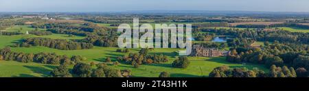 Allerton Castle North Yorkshire. Herrenhaus und gotisches Schloss in der Nähe von York, Leeds und harrogate. Aus der Vogelperspektive zeigt das Anwesen und die Landschaft. Stockfoto