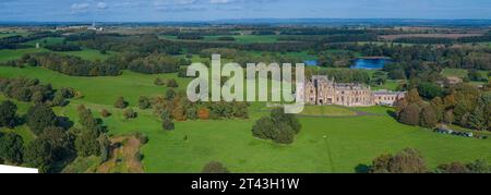 Allerton Castle North Yorkshire. Herrenhaus und gotisches Schloss in der Nähe von York, Leeds und harrogate. Aus der Vogelperspektive zeigt das Anwesen und die Landschaft. Stockfoto