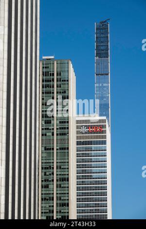 Der Steinway Tower ist superhoch, von der 6th Avenue aus gesehen, New York City, USA 2023 Stockfoto