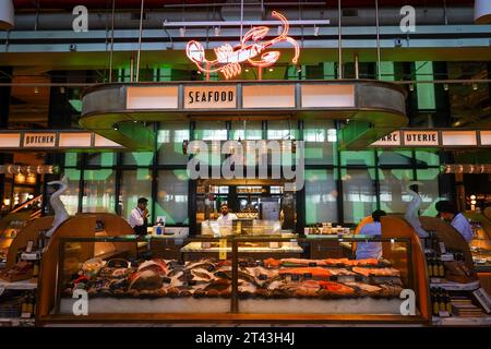 Das Tin Building von Jean-Georges ist ein gehobener Marktplatz mit Restaurants im South Street Seaport, New York City, 2023, USA Stockfoto