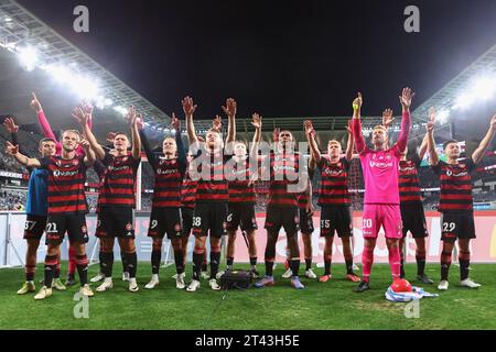 Oktober 2023; CommBank Stadium, Sydney, NSW, Australien: A-League Football, WESTERN Sydney Wanderers gegen Western United; Wanderers Spieler feiern mit Fans, nachdem sie Western United 5-0 besiegt haben Stockfoto