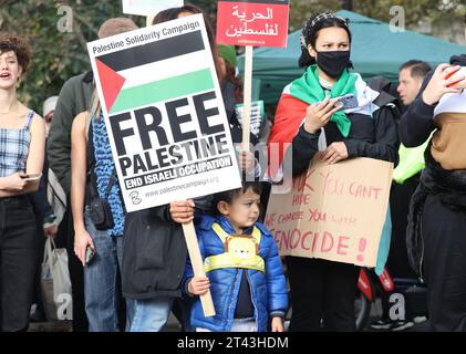 London, UK, 28. Oktober 2023. Die 1000er Jahre nahmen am 3. Pro-palästinensischen marsch in London Teil, seit der israelische Gaza-Konflikt am 7. Oktober begann. Die Demonstranten standen solidarisch mit den Palästinensern und forderten ein Ende der Bombardierung von Gaza. Kredit : Monica Wells/Alamy Live News Stockfoto