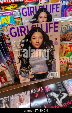 Barnes & Noble Booksellers auf der Fifth Avenue in New York City hat eine große Auswahl an Büchern und Zeitschriften, USA 2023 Stockfoto