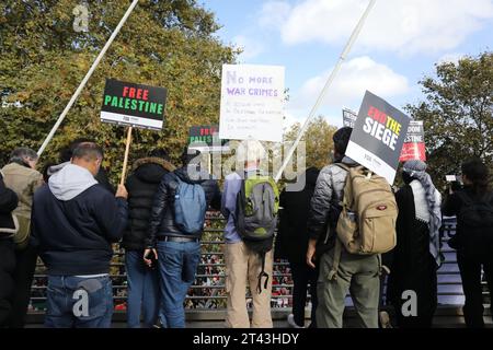London, UK, 28. Oktober 2023. Die 1000er Jahre nahmen am 3. Pro-palästinensischen marsch in London Teil, seit der israelische Gaza-Konflikt am 7. Oktober begann. Die Demonstranten standen solidarisch mit den Palästinensern und forderten ein Ende der Bombardierung von Gaza. Kredit : Monica Wells/Alamy Live News Stockfoto