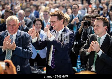 28. Oktober 2023, Nordrhein-Westfalen, Hürth: Hendrik Wüst (CDU), Ministerpräsident von Nordrhein-Westfalen, wird auf der CDU-Landeskonferenz Nordrhein-Westfalen zum Vorsitzenden der CDU NRW wiedergewählt. Paul Ziemiak (CDU), Generalsekretär der CDU NRW, freut sich auf der rechten Seite, Karl-Josef Laumann (CDU), Minister für Arbeit, Gesundheit und Soziales des Landes Nordrhein-Westfalen, auf der linken Seite. Foto: Christoph Reichwein/dpa Stockfoto