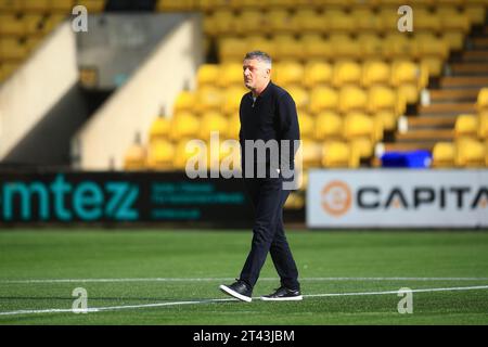 28. Oktober 2023; Almondvale Stadium, Livingston, Schottland: Scottish Premiership Football, Livingston gegen Dundee; Dundee-Manager Tony Docherty inspiziert das Spielfeld vor dem Spiel Stockfoto