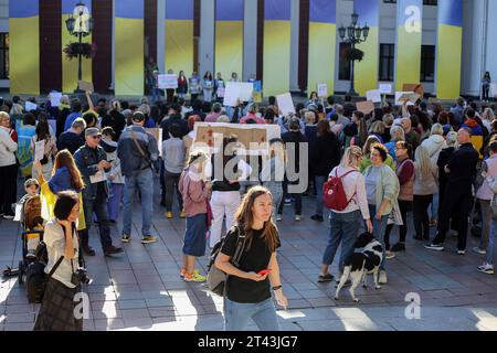 Demonstranten versammeln sich auf dem Dumskaja-Platz, während sie Schilder halten, die ihre Meinung während einer Kundgebung gegen den Missbrauch von Haushaltsmitteln zum Ausdruck bringen. Eine weitere Kundgebung gegen unangemessene Ausgaben des Budgets fand in der Nähe des Rathauses auf dem Dumskaja-Platz statt. Der erste Protest fand Ende August 2023 statt. Den Teilnehmern zufolge sollten alle Haushaltsmittel für den Bedarf der Streitkräfte der Ukraine und nicht für Nebenkosten wie den Kauf von Neujahrsbäumen oder die Renovierung von Gebäuden und Straßen verwendet werden. Stockfoto