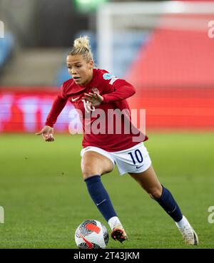 Oslo, Norwegen. Oktober 2023. Oslo, Norwegen, 27. Oktober 2023: Celin Bizet Ildhusoy (10 Norwegen) kontrolliert den Ball während des Fußballspiels der UEFA Womens Nations League zwischen Norwegen und Frankreich im Ullevaal Stadium in Oslo. (ANE Frosaker/SPP) Credit: SPP Sport Press Photo. /Alamy Live News Stockfoto