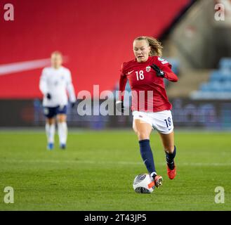 Oslo, Norwegen. Oktober 2023. Oslo, Norwegen, 27. Oktober 2023: Frida Leonhardsen Maanum (18 Norwegen) kontrolliert den Ball während des Fußballspiels der UEFA Womens Nations League zwischen Norwegen und Frankreich im Ullevaal Stadium in Oslo. (ANE Frosaker/SPP) Credit: SPP Sport Press Photo. /Alamy Live News Stockfoto