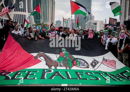 Wilayah Persekutuan, Malaysia. Oktober 2023. Eine Gruppe von Teilnehmern wird während der 10-km-Solidaritätskundgebung in der Nähe der Botschaft der Vereinigten Staaten mit einer palästinensischen Flagge mit der Aufschrift „Freies Palästina“ gesehen. Quelle: SOPA Images Limited/Alamy Live News Stockfoto