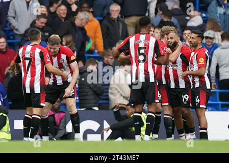 Brentfords Bryan Mbeumo (19), nachdem er während des Premier League-Spiels in Stamford Bridge in London das zweite Tor erzielte. Bilddatum: Samstag, 28. Oktober 2023. Stockfoto