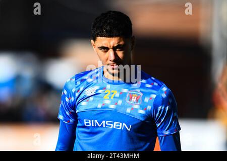 Luke Plange (27 Carlisle United) wärmt sich am Samstag, den 28. Oktober 2023, während des Spiels der Sky Bet League 1 zwischen Cambridge United und Carlisle United im R Costs Abbey Stadium in Cambridge auf. (Foto: Kevin Hodgson | MI News) Stockfoto