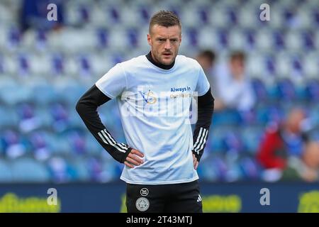 Leicester City Stürmer Jamie Vardy (9) wärmt sich am 28. Oktober 2023 während des Spiels Queens Park Rangers vs Leicester City Sky Bet EFL Championship im MATRADE Loftus Road Stadium in London auf Stockfoto