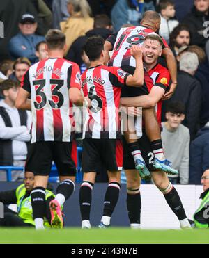 London, Großbritannien. Oktober 2023 - Chelsea gegen Brentford - Premier League - Stamford Bridge. Brentford feiert Bryan Mbeumos Tor und 2-0 Sieg über Chelsea. Bildnachweis: Mark Pain/Alamy Live News Stockfoto