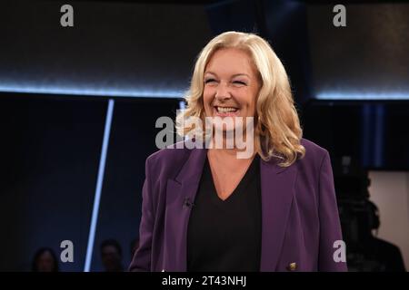 Bettina Tietjen moderiert die NDR Talk Show, Fototermin am 27.10.2023 im Fernsehstudio Hamburg Lokstedt *** Bettina Tietjen moderiert die NDR Talk Show, Fotogelegenheit am 27 10 2023 im Fernsehstudio Hamburg Lokstedt Stockfoto