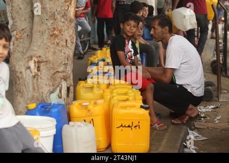 Am 28. Oktober 2023 stellen Palästinenser die nächsten Plastikkanister an einer Wassertankstelle in Rafah im südlichen Gazastreifen an. Der israelische Streik auf Gaza wird fortgesetzt, obwohl es an medizinischer Versorgung, Wasser und Strom mangelt, aber die israelischen Luftangriffe haben erhebliche Schäden an der Infrastruktur auf palästinensischer Seite verursacht. Foto: Ismael Mohamad/UPI.. Stockfoto