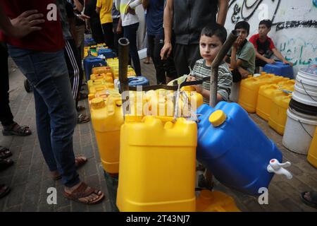 Am 28. Oktober 2023 stellen Palästinenser die nächsten Plastikkanister an einer Wassertankstelle in Rafah im südlichen Gazastreifen an. Der israelische Streik auf Gaza wird fortgesetzt, obwohl es an medizinischer Versorgung, Wasser und Strom mangelt, aber die israelischen Luftangriffe haben erhebliche Schäden an der Infrastruktur auf palästinensischer Seite verursacht. Foto: Ismael Mohamad/UPI.. Stockfoto