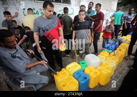 Am 28. Oktober 2023 stellen Palästinenser die nächsten Plastikkanister an einer Wassertankstelle in Rafah im südlichen Gazastreifen an. Der israelische Streik auf Gaza wird fortgesetzt, obwohl es an medizinischer Versorgung, Wasser und Strom mangelt, aber die israelischen Luftangriffe haben erhebliche Schäden an der Infrastruktur auf palästinensischer Seite verursacht. Foto: Ismael Mohamad/UPI.. Stockfoto