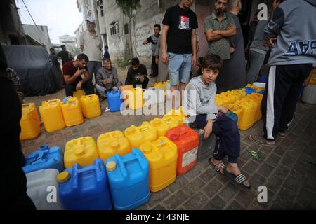 Am 28. Oktober 2023 stellen Palästinenser die nächsten Plastikkanister an einer Wassertankstelle in Rafah im südlichen Gazastreifen an. Der israelische Streik auf Gaza wird fortgesetzt, obwohl es an medizinischer Versorgung, Wasser und Strom mangelt, aber die israelischen Luftangriffe haben erhebliche Schäden an der Infrastruktur auf palästinensischer Seite verursacht. Foto: Ismael Mohamad/UPI.. Stockfoto