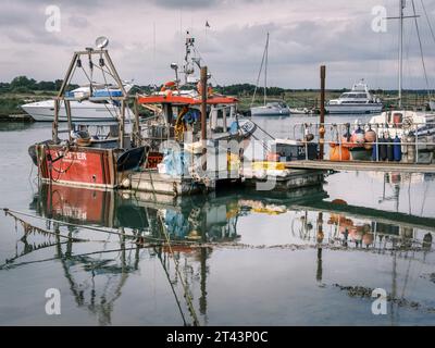 Zwei kleine Fischerboote teilen sich einen Anlegeplatz auf dem River Blyth bei Blackshore, Southwold, Suffolk. Stockfoto