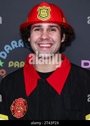 Beverly Hills, Usa. Oktober 2023. BEVERLY HILLS, LOS ANGELES, KALIFORNIEN, USA - 27. OKTOBER: Die slowakische Internet-Persönlichkeit David Dobrik kommt auf Darren Dzienciols Pop Icons Halloween Party 2023, präsentiert von Solisca Tequila und PATH Water in einer Privatresidenz am 27. Oktober 2023 in Beverly Hills, Los Angeles, Kalifornien, USA. (Foto: Xavier Collin/Image Press Agency) Credit: Image Press Agency/Alamy Live News Stockfoto