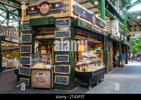 London, UK - 6. Juni 2023: Französischer Fromage- und Wurstladen in Borough Market, Southwark, London. Einst einer der größten und ältesten Lebensmittelmärkte in Lon Stockfoto