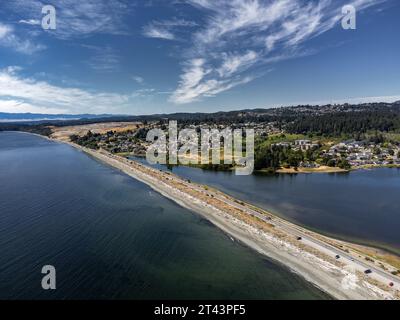 Esquimalt Lagune mit Blick auf die Neubausiedlung der Royal Bay und die Olympic Mountains in Washington USA auf Vancouver Island Kanada. Stockfoto